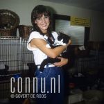 20-06-1982 Jose Hoebee op pezenboot Amsterdam Photo: Govert de Roos/Connu

[keywords]Posed, Headshot, Eyecontact, Singer[/keywords]